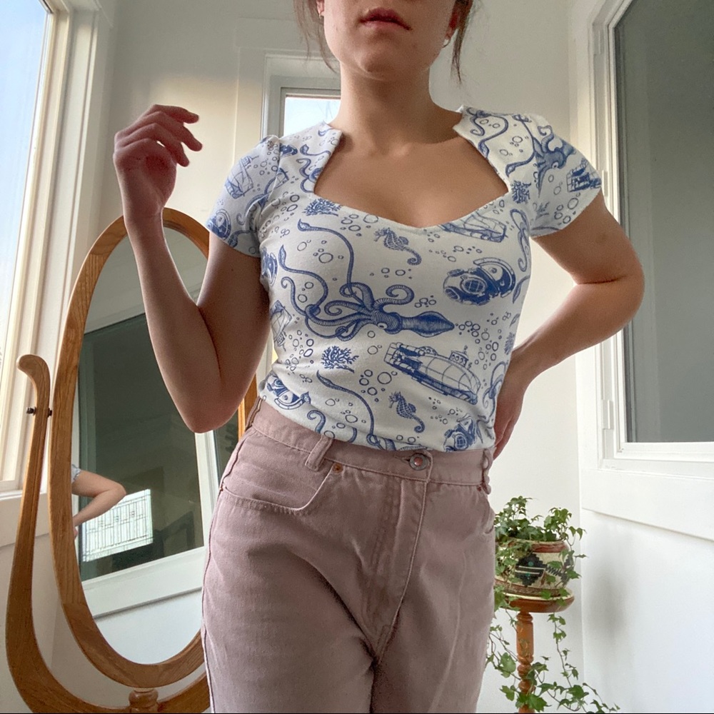 Vintage neckline tee